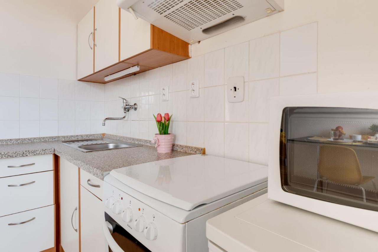 Sunshine Apartment Near The City Center Praha Bagian luar foto